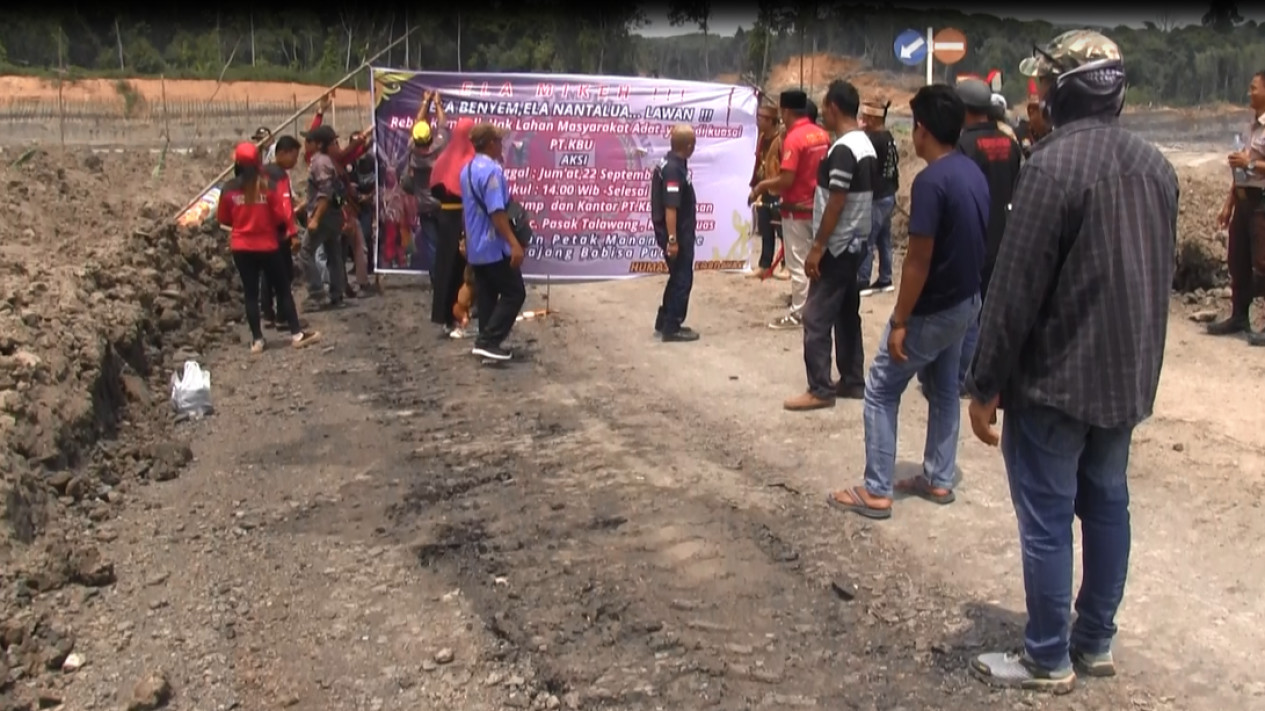 Warga Desa Jangkang Kapuas Kalteng, Minta Sidang Adat Terhadap PT KBU
            - galeri foto