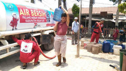PMI Ogan Ilir Bantu Warga Salurkan Air Bersih di Tengah Kemarau Panjang