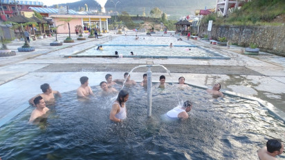 Sensasi Mandi dan Berendam di Kolam Air Panas Alami Ketinggian 2300 Mdpl Dataran Tinggi Dieng
