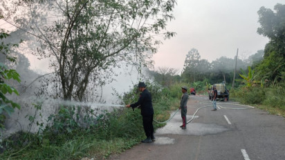 Brimob Polda Sumsel: 50 Anggota BKO Padamkan Kebakaran Lahan di Muara Beliti