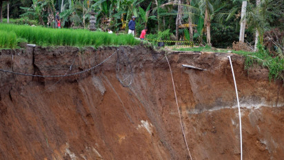 Dampak Jalan Longsor, 75 Rumah di Dusun Gianyar Cebok Kekurangan Air Bersih