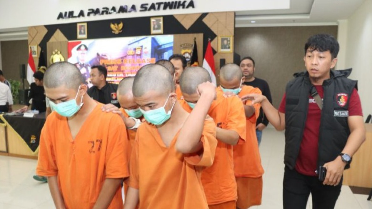 Polisi Tangkap Belasan Remaja Tawuran Sebabkan Seorang Korban Meninggal, Tantangan Tawuran dilontarkan via Medsos
            - galeri foto