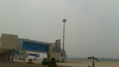 Debu dan Kabut Asap dari Karhutla Selimuti Bandara SMB Il Palembang