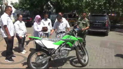 Perkuat Pengawasan dan Pencegahan Karhutla Wilayah Nganjuk, KPH Perhutani Bagikan Motor Trail ke Petugas Lapangan