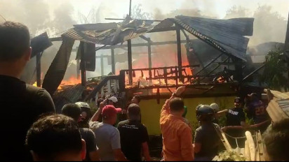 3 Rumah Hangus Terbakar, Ratusan Warga Gotong royong Selamatkan Harta Benda Korban