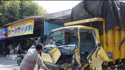 Truk Tabrak PJU di Lumajang, Kernet Terjepit dalam Kabin