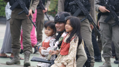 Rasa Haru Keluarga Sambut Kembalinya Personel Sat Brimob Polda Sumsel dari Ops Amole 1 Tahun 2023 di PT Freeport