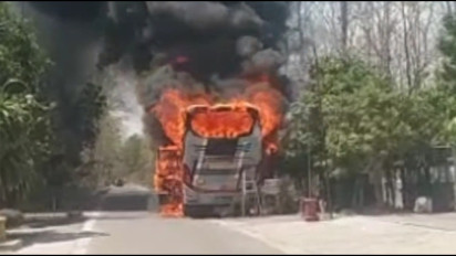 Bus Pariwisata di Ngawi Ludes Terbakar Saat dalam Perbaikan