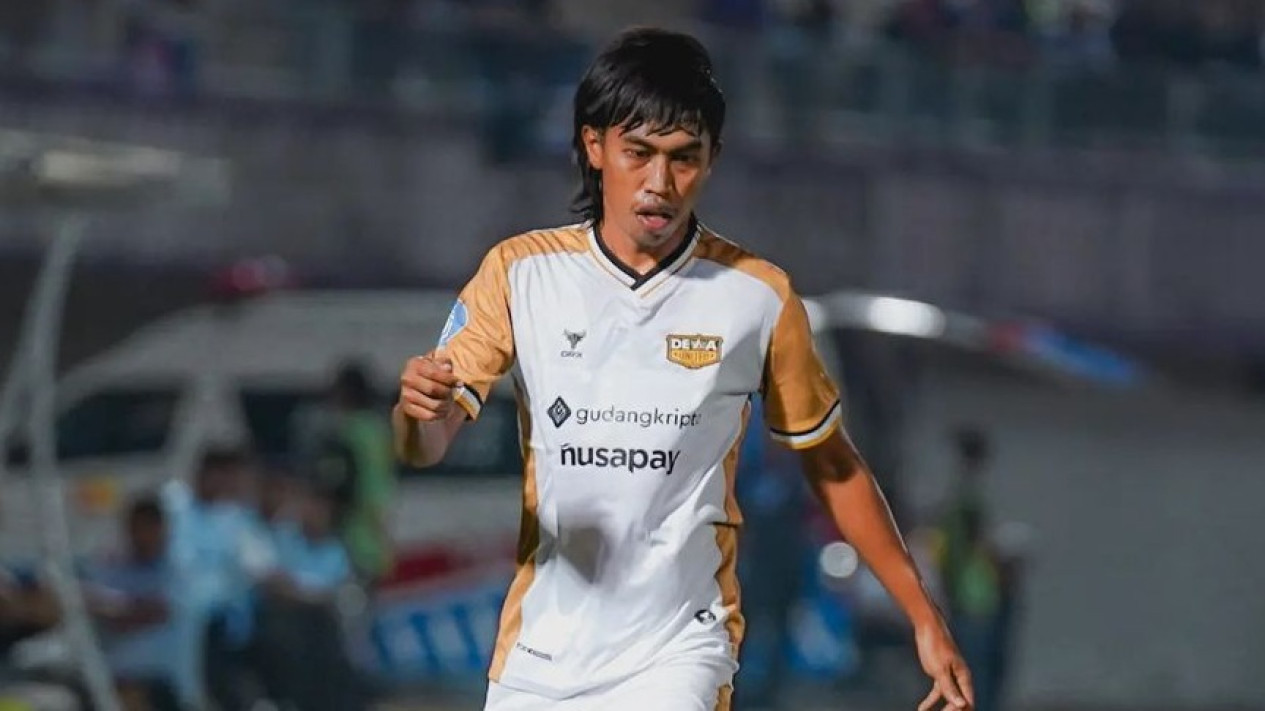 Insiden Mengerikan Terjadi di Laga Dewa United Vs Persebaya Surabaya, Ady Setiawan Terkapar setelah Disikut Catur
            - galeri foto