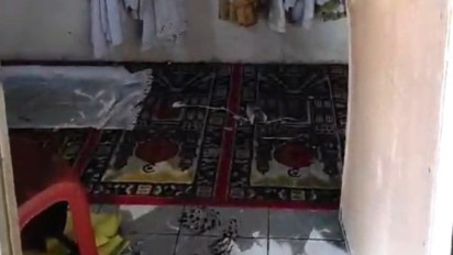 Masya Allah..Sebuah Musholah di Pasar Leuwiliang  Masih Utuh, Meski Sekelilingnya Ludes Terbakar, Sajadah dan Mukenah Masih tergantung