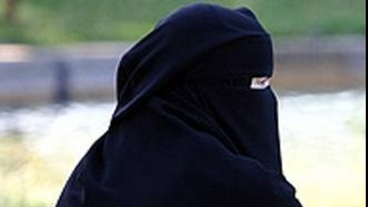 30 Tahun Menikah Tanpa Melihat Wajah, Istri Gugat Cerai Suami Gara-gara Buka Cadar
            - galeri foto