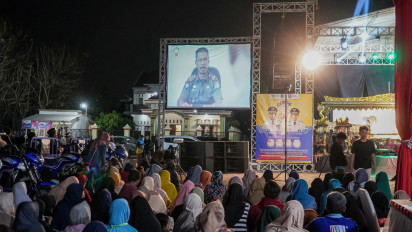Satpol PP Kabupaten Lamongan Bagikan Dana Bagi Hasil (DBH-CHT) ke Petani lewat Pertunjukan Wayang Kulit