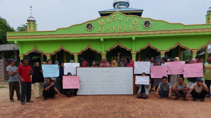 Menolak Konsultasi AMDAL, Warga Pulau Rempang Bentangkan Spanduk Penolakan: Kami Menangis!