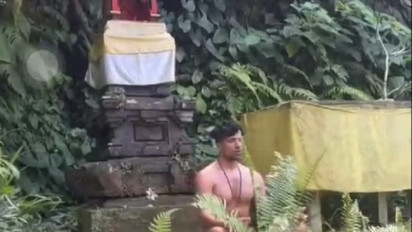 Meditasi Tanpa Busana, WNA Bugil di Depan Tempat Ibadah Viral