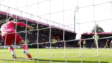 Pemain Arsenal Kai Havertz mencetak gol dari titik penalti saat pertandingan Liga Inggris kontra AFC Bournemouth di Vitality Stadium, Bournemouth, Inggris, pada 30 September 2023.
