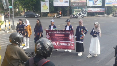 Peringati Hari Batik Nasional, Pelajar SMP Negeri 1 Bantul Gelar Fashion Show di Jalan