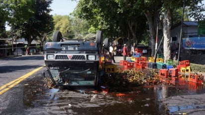 Oleng! Mobil Pikap Terguling di Lumajang, Jalanan Dipenuhi Tumpahan Kecap