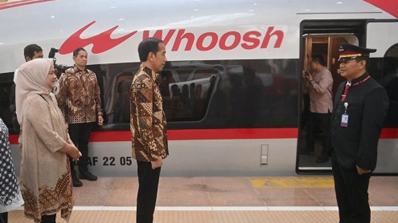 Jokowi: Tarif KCJB Kisaran Rp250.000-Rp350.000 per Penumpang
            - galeri foto