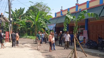 Kesal Jalan Rusak Parah, Warga Deli Serdang Gelar Aksi Tanam Pohon Pisang di Badan Jalan