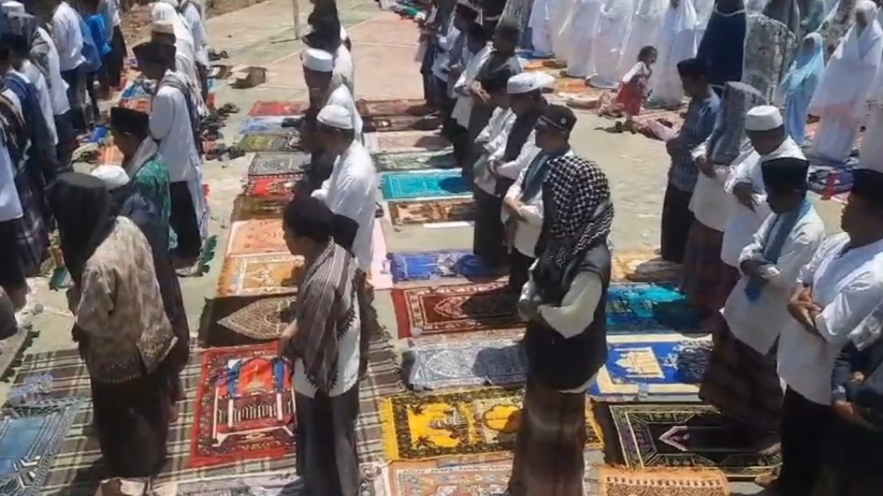 Minta Turun Hujan, Ratusan Warga di Tasikmalaya Gelar Shalat Istisqo
            - galeri foto