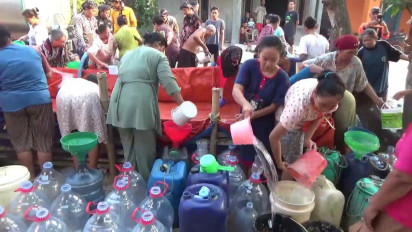 Hari Batik Nasional, Komunitas Batik Pati Salurkan Bantuan Air Bersih ke Warga Terdampak Kekeringan