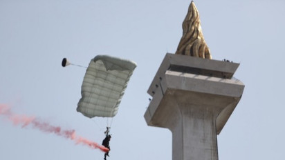 Atraksi Terjun Payung Prajurit dan Jet Tempur Meriahkan Geladi Bersih HUT TNI di Silang Monas