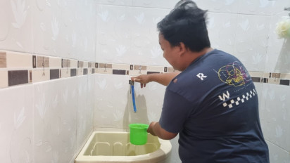 Air PDAM di Sejumlah Kawasan Gresik Mampet, Warga Terpaksa Beli Galon Isi Ulang untuk Mandi