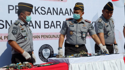 Puluhan Senjata Tajam Rakitan dan Sejumlah Barang Terlarang Dibakar Petugas Lapas Mojokerto