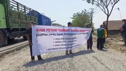 Tambak Tercemar Debu Perbaikan Jalan Pantura, Petani Garam di Rembang Demo Tuntut Ganti Rugi