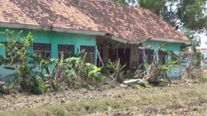 Mengkhawatirkan! Siswa SDN 3 Binoh Bangkalan Belajar di Gedung Sekolah yang Hampir Ambruk