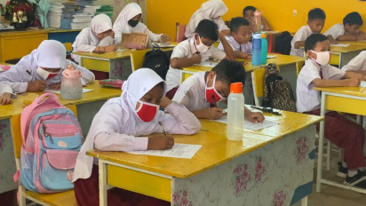 Kualitas Udara di Pekanbaru Kian Memburuk, Siswa-siswi Belajar Mengenakan Masker