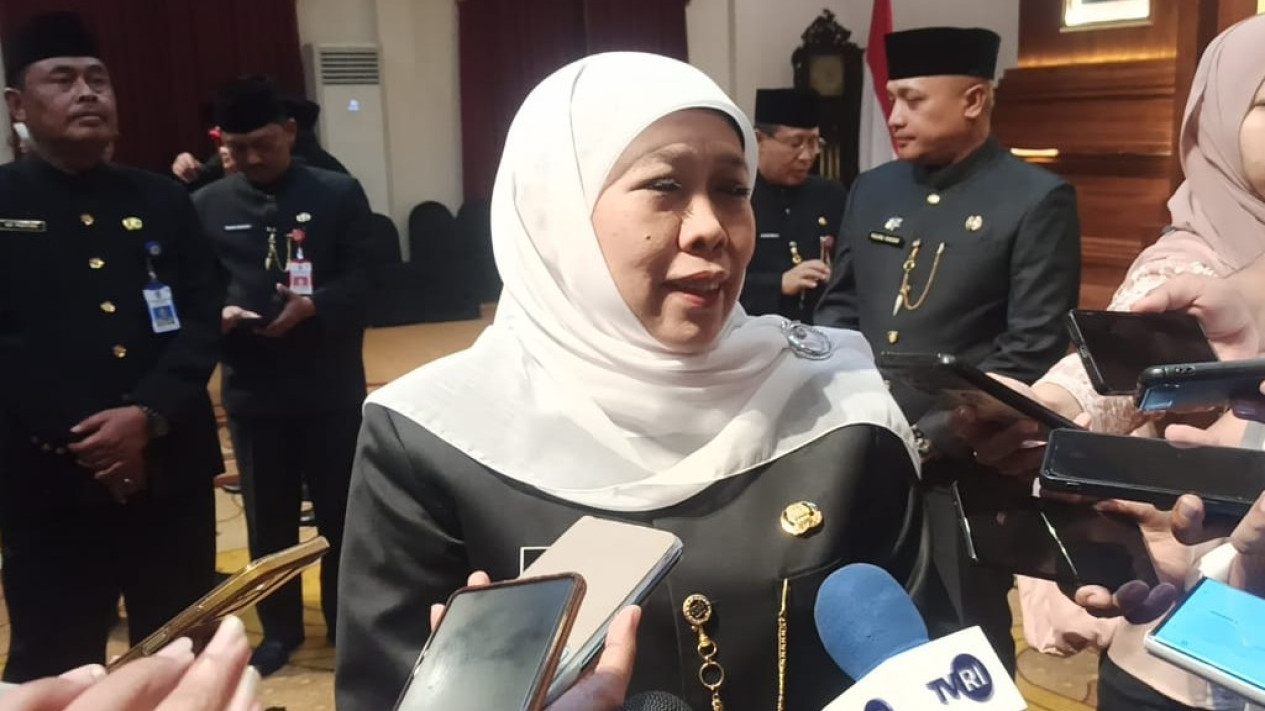 Kebakaran Gunung Lawu Tak Kunjung Padam, Khofifah: Hari Ini Water Bombing Dilakukan
            - galeri foto