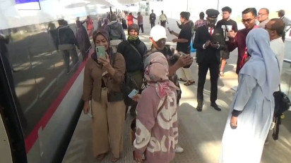 Asyik! Warga Antsusias Jajal Naik Kereta Whoosh Gratis