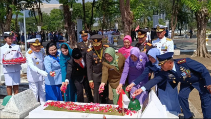 Jelang HUT TNI ke-78, Tiga Matra TNI Beserta Polri Tabur Bunga di Makam Pahlawan