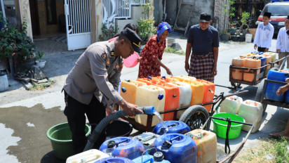Alami Krisis Air, Ratusan Warga di Duduksampeyan Gresik di Dropping 25 Ribu Liter Air Bersih