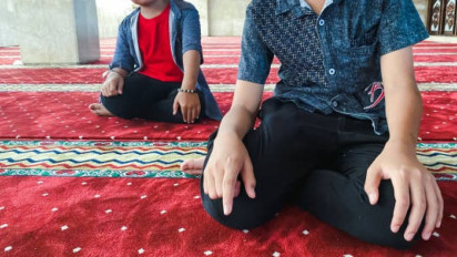 Saat Salat di Bagian Tahiyat Akhir, Pakai Kata Sayyidina atau Tidak? Ustaz Adi Hidayat Justru Bilang Begini, Ternyata Katanya... 