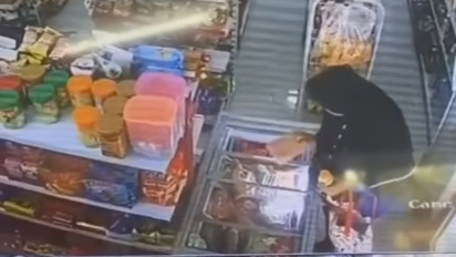 Aksi Emak-Emak Mencuri Sosis di Minimarket Sleman Terekam CCTV