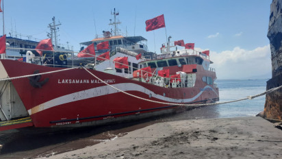 Ratusan Warga Banyuwangi Padati Kapal RS Terapung Laksamana Malahayati untuk Berobat