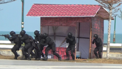 Atraksi Pembebasan Sandera dan Peledakan Bom, Warga Tanjungpinang Antusias Menonton Peringatan HUT TNI ke-78