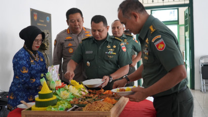 Polda DIY Beri Surprise Tumpeng di HUT TNI ke 78 untuk Korem 072 Pamungkas Yogyakarta