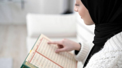 Memangnya Boleh Perempuan sedang Haid Baca Al-Quran Meski Pakai HP? Ustaz Khalid Basalamah Jelaskan Hal ini, Ternyata itu...