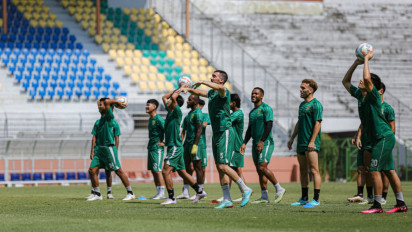 Singgung soal Mentalitas Pemenang, Pelatih Persebaya Sebut Persib...