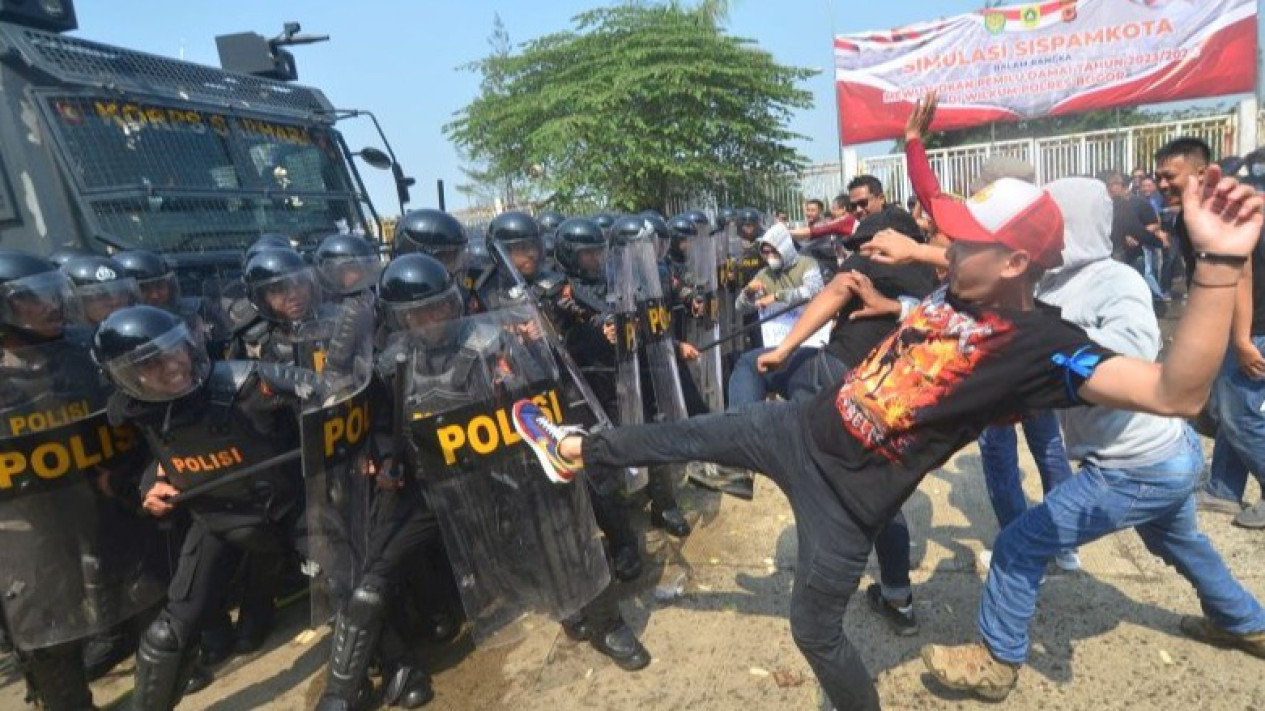 TNI-Polri Bubarkan "Kerusuhan" Pemilu di Stadion Pakansari
            - galeri foto
