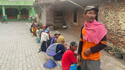 Petugas Gabungan Evakuasi Puluhan Pemulung yang Terjebak Kebakaran TPA Jatibarang Semarang