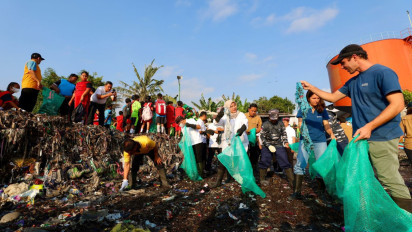Bersihkan 36 Ton Sampah Plastik di Pantai Tratas, Bupati Ipuk : Edukasi Warga soal Pengendalian Produksi Sampah