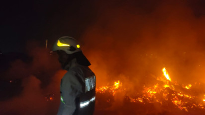 Gegara Bakar Sampah, Lapak Penampungan Barang Bekas Jaktim Ludes Dilalap Si Jago Merah