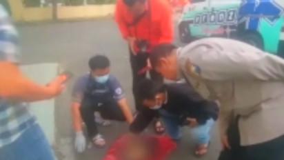 Asyik Mancing di Sungai Kecil Blimbing Kota Malang, Sepasang Sejoli Temukan Orok Bayi Terbungkus Kresek Merah
