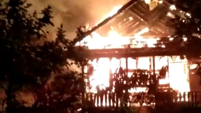 Akibat Korsleting Listrik Rumah Adat Warga Muba Terbakar