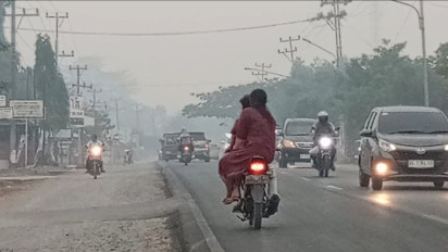 Warga Ogan Ilir Keluhkan Mata Perih dan Tenggorokan Panas Akibat Kabut Asap Karhutla
