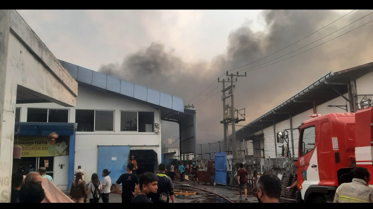 Pabrik Mebel Ekspor di Buduran, Sidoarjo, Terbakar
            - galeri foto